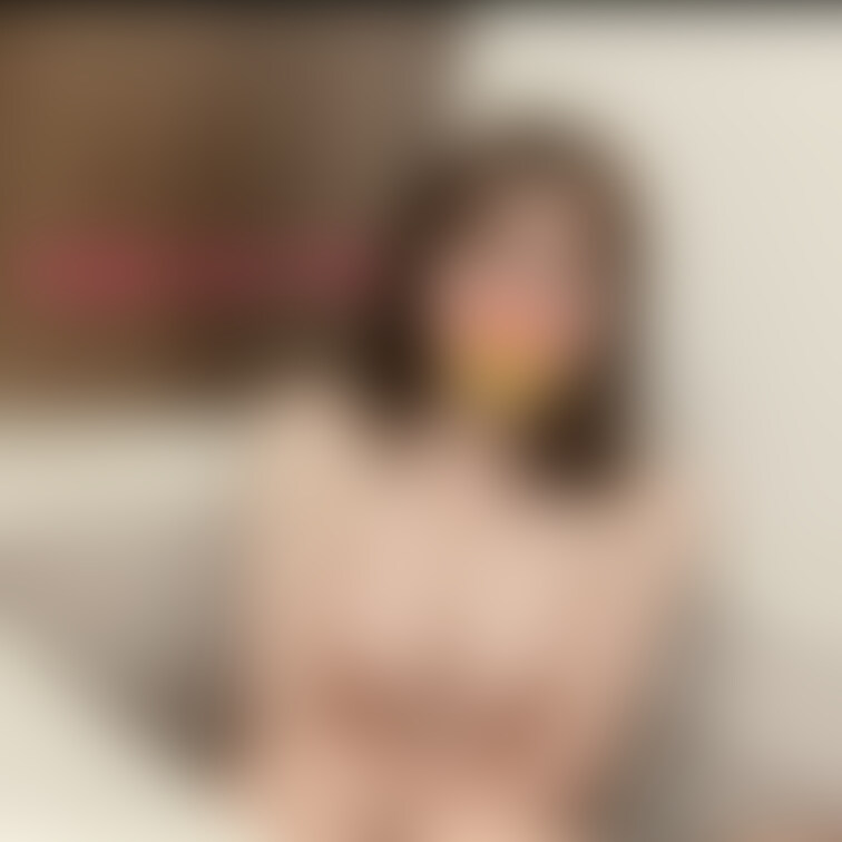 こんばんは、れいです🥺1枚はさっきお風呂入った時の1枚です😻ほぼスッピンですが😶