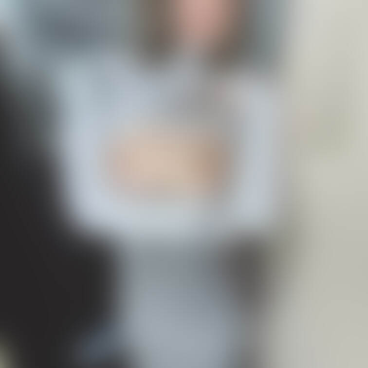 元々国立大学のミスコン準グランプリでした...
でも今はお客さんとダーツで勝負して負けて、この様です🐈‍⬛