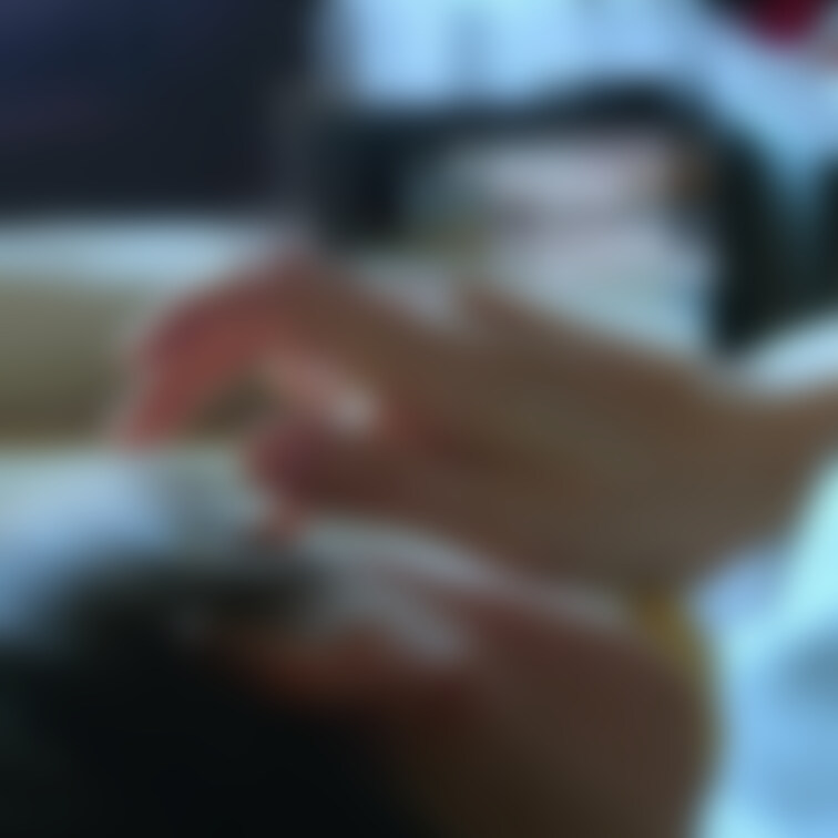 撮影日：2022/08/30
機材：スマートフォン

お化粧中の妻の谷間を愛でるだけの動画。生活音に個人情報が多す