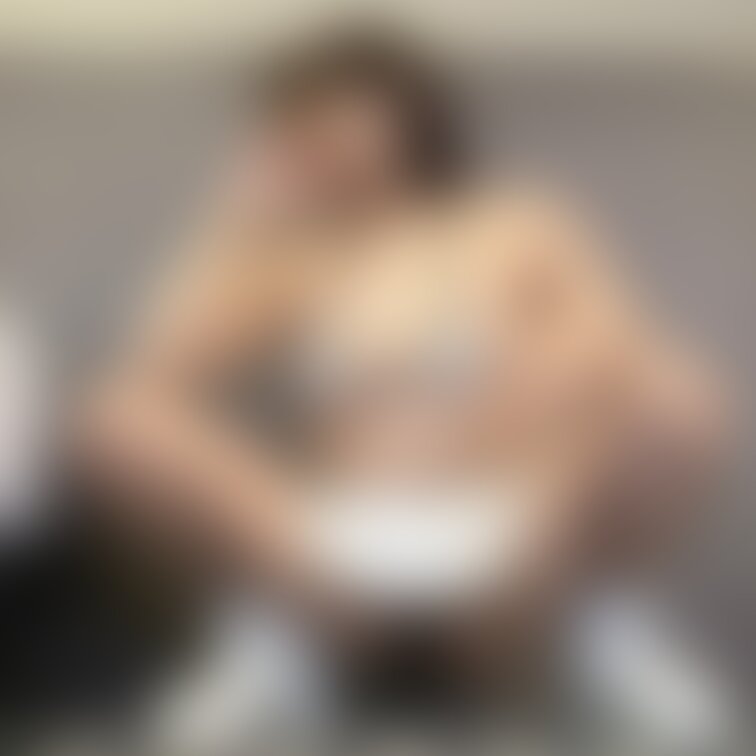 履いてるけどぉ、、、
紐パン、、だからぁ、、、
はみ出ちゃってる、、かもぉ、、、
