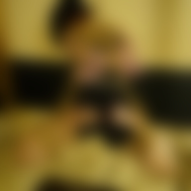 脚をほどいて下したので負荷が全て腕に来ています。とても厳しい縛り。美しい体のラインを眺めてると、、、早く下ろさないと。