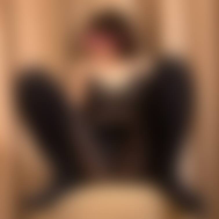 パンスト履いてるけど。。。。
見えてない( *´艸`)ウフフ💕
M字好きよねぇ〜🥰💕💕💕