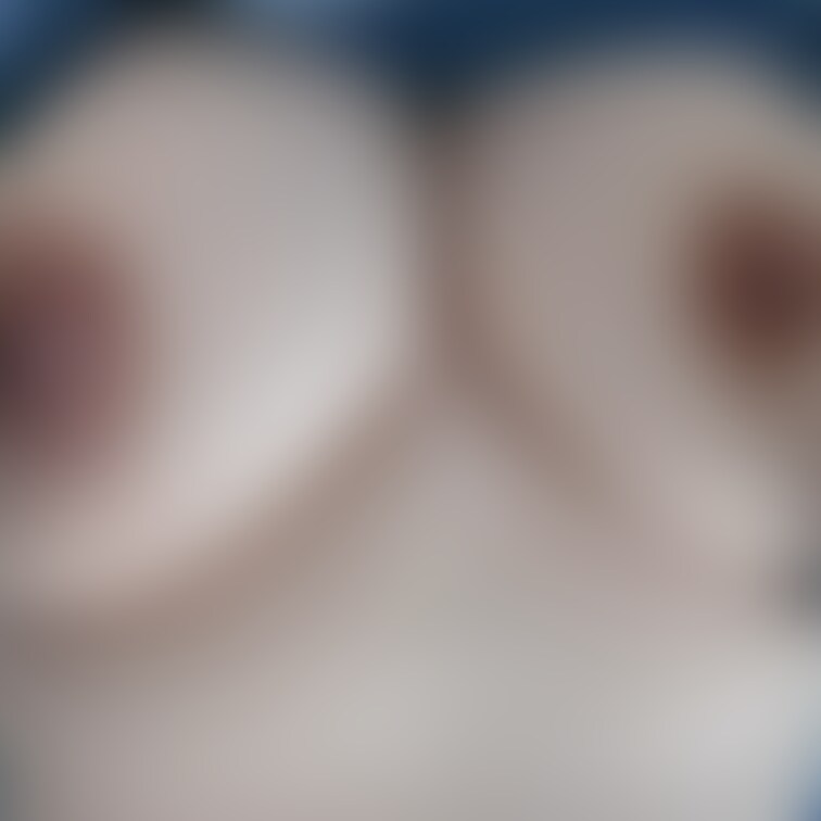 リビングで、おっぱい丸出し！
