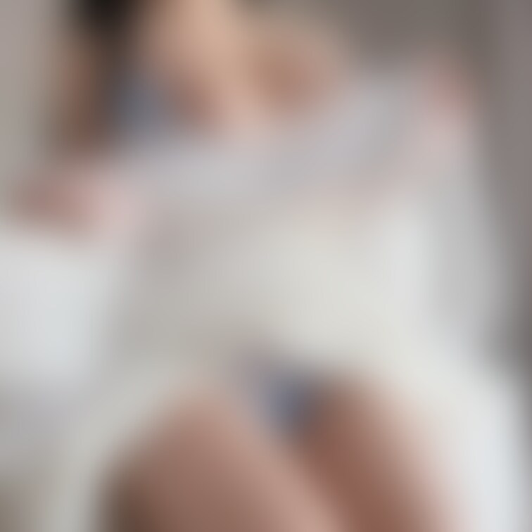 暑すぎて溶けちゃう〜💦

水色下着見て少しは涼しくなるかな？♡
みなさん水分補給はしっかりね♡