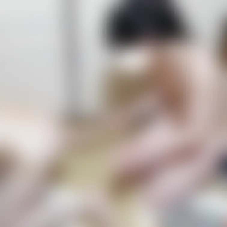 弥生の全裸パーティー兼公開撮影での一コマ。罰ゲームで全裸四つん這いにされた男性が、弥生にアナルを観察されてます。

