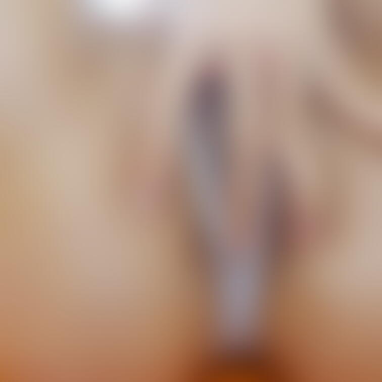 例のパンツでオイルでスケスケにした自撮り写真を投稿です!数枚だけですがとてもえちえちしかもぎりぎりの際どさ!お尻のおけけ