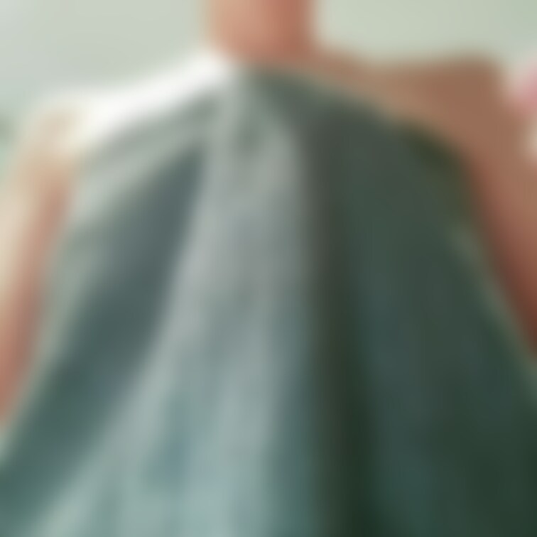 センシティブな乳首にボディクリームを塗りたくる
