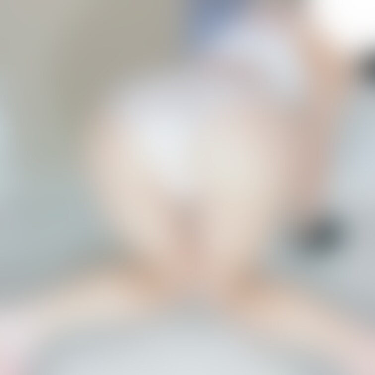 デスクチェアからはみ出ちゃう巨尻のOLさん💻