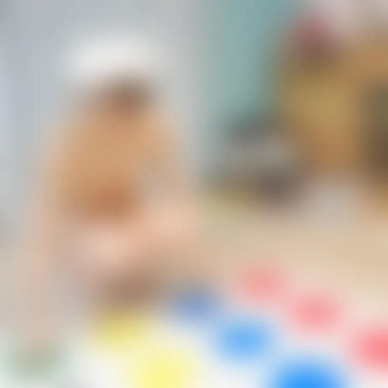 りこの豪邸全裸パーティーでの一コマ。これから一般男性の命令で一人ツイスターに挑みます。ただいま新作撮影に向け日程調整中。