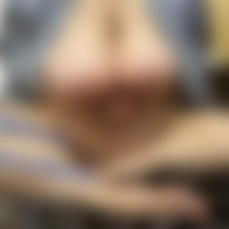 おっぱい揉んで。
乳首が立つから。