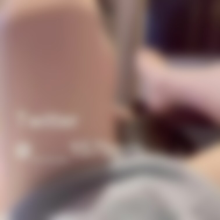 クリスマスだから特別に匂いを嗅がせてあげた🤭反応が気持ち悪くて足で蹴りまくってしまった(足ぐせ悪いし口悪い)