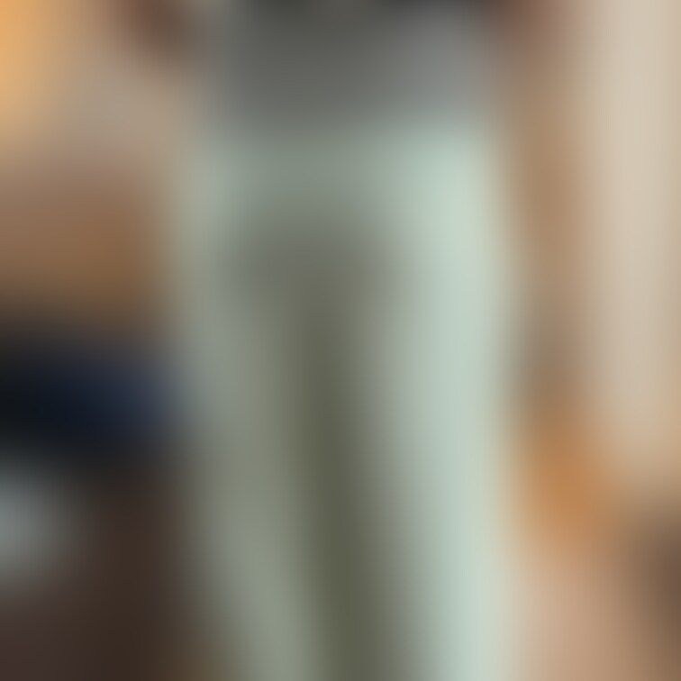 先日妻が履いていたパンツ(ズボン)がエロかったので撮ってみた。
よく見ると透けてると思うのですが。
これで職場に