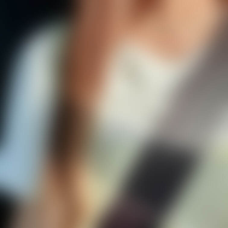 旦那さんが熟睡してるのでこっそりアップ🏵️
この間法事で実家からの帰りに撮った車内の写真です笑
旦那さんが居