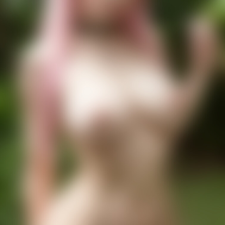 ピンクと水色のおさげ髪にそばかすも加え、北欧系美女が更なる魅力を放つ。色白で破廉恥な仕草に獣耳コスプレが混ざり、ぷるんと