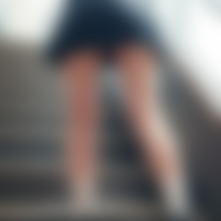 階段下から覗くミニスカ制服女〇高生のスカートの中　１