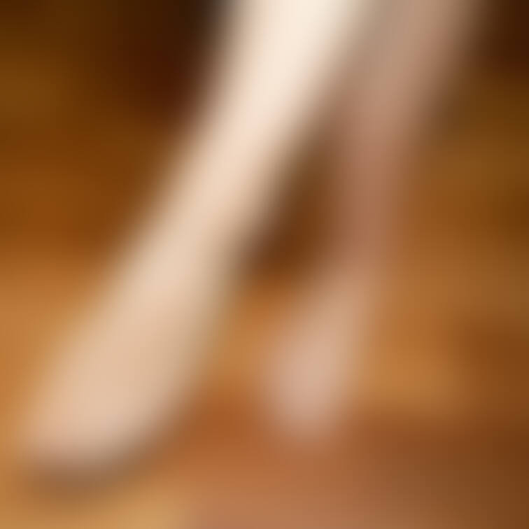 【極薄光沢ストッキングノーパン直穿き】
お試しプラン限定（もっと応援プランでは、妻の顔にはマスク越しの視線あり）
画