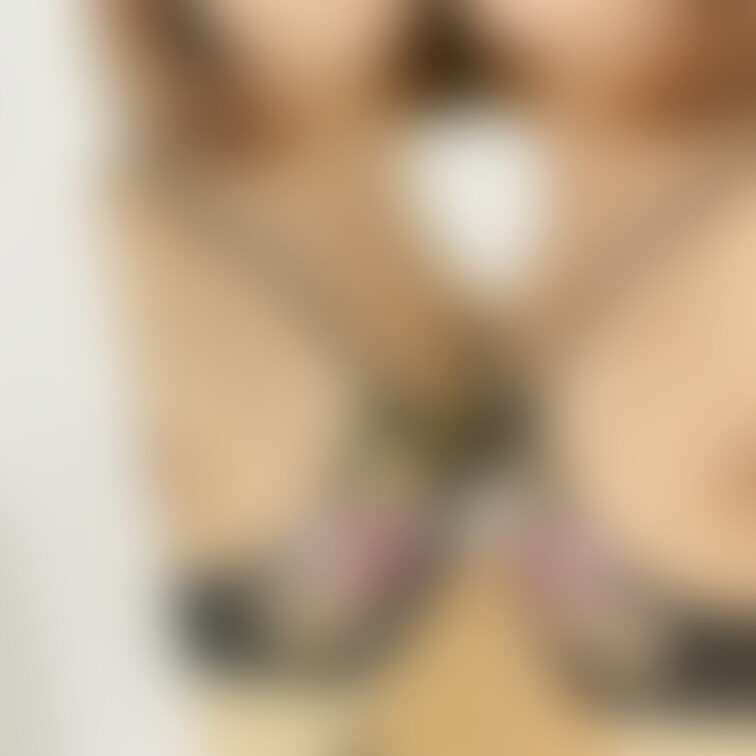 スケスケ衣装で色々、見えちゃってます♡