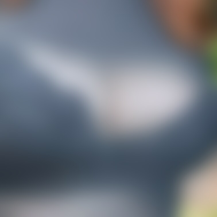 日差しが強くて日傘をさしているのだと思っていたら
人が近づくと顔を隠すアイテムに。
でも胸は見えていたと思います