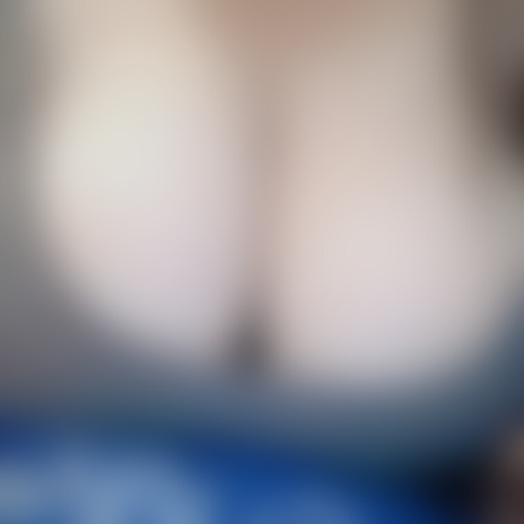 アイカップ胸谷間写真