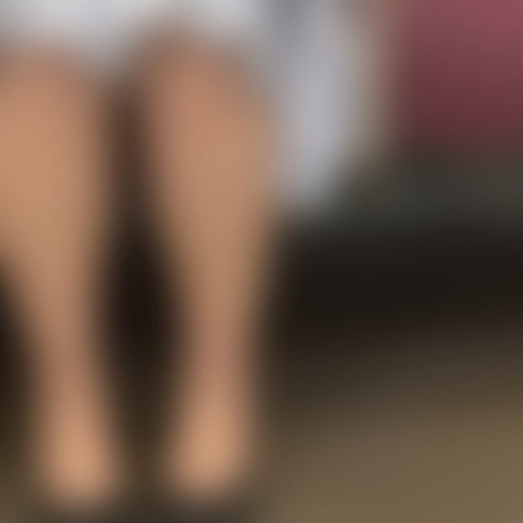 ベージュパンスト脚