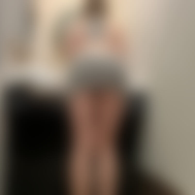 新しいコスプレ動画の切り抜き写真です🥰

この後ろ姿エロいでしょ？😳
前から撮った写真は明日アップしますね🫣