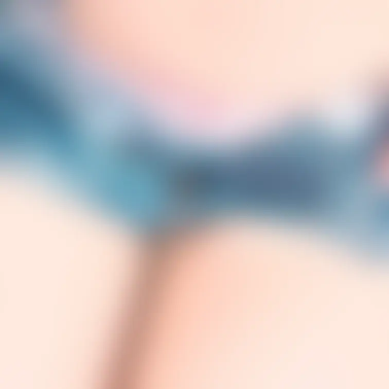 暑すぎるから短パン履いたけど暑いからチラッと見せちゃうね👙💕