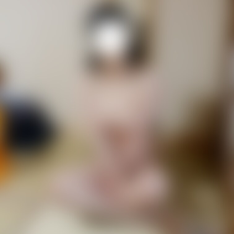 岡山混浴オフの時の部屋での一枚です。全裸でスタイルの良さがわかります。