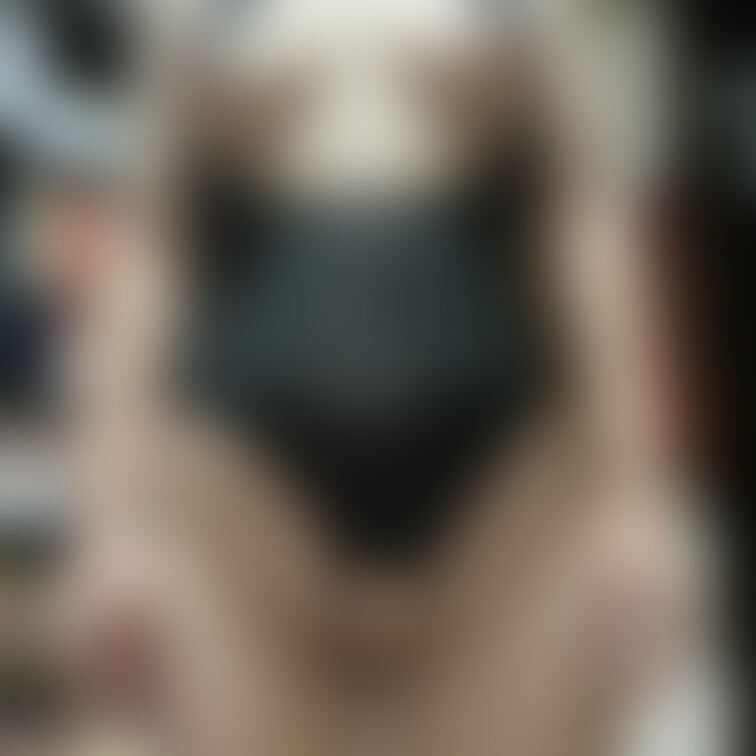 先日のエロ妻、胸元が大きく開いているエロ気味ボディストッキングを着てみたけど胸元の開口部の縁取りが固くて評価はイマイチ😢