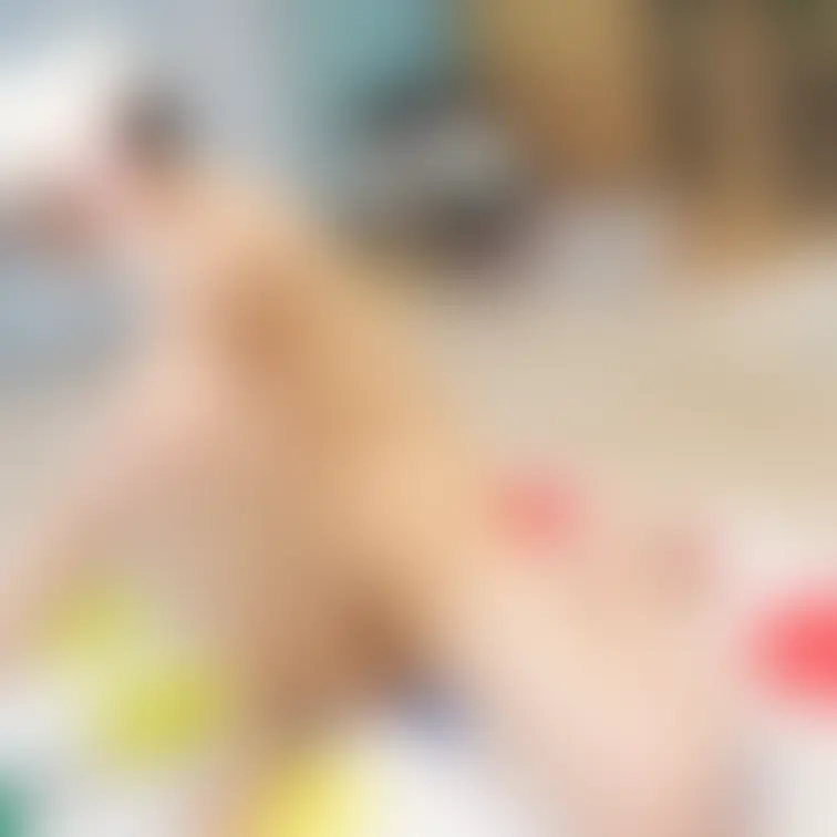 りこの豪邸全裸パーティーでの一コマ。一般参加男性の指示で一人ツイスターに挑戦中。これでもりこ、局部を見られるのはNGなん