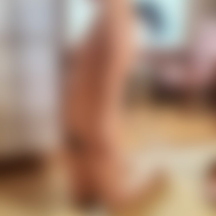 オフ会の時の部屋でのヌードです。この後この姿でパーティーしました。