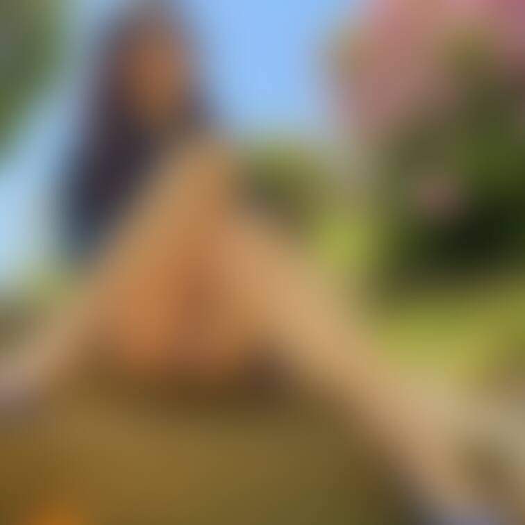 目の前に人がいたらわざと見せるように脚を少し広げてもいいですか‥?⁺⊹˚.⋆