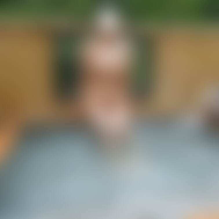 みずきさん。この混浴オフ会が初対面だったんですが、男性たちも見てる前でこの脱ぎっぷり。頭が下がります。混浴オフ会に参加し