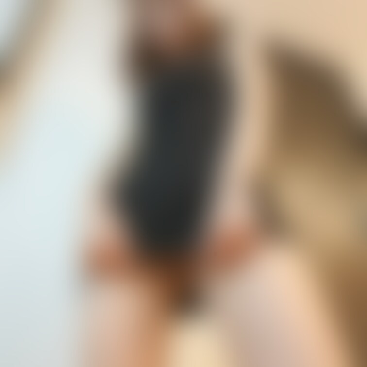 奥さんがこうやってスカートを捲って見せつけて来てるのってエロいですよね😆
中はパイパンなので割れ目まではっきり見えます