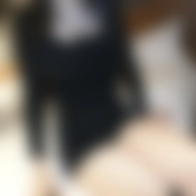 タイトな服が似合う変態女子大生。Fカップ、デカ尻、高身長。