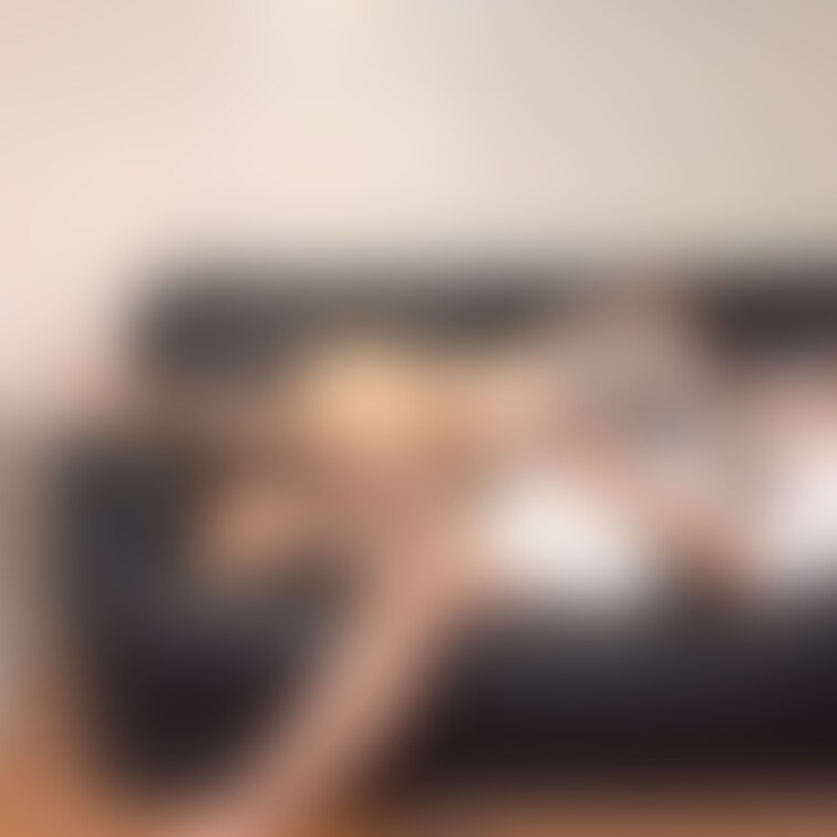 ソファで他人棒とイチャイチャしながら始まった様子をコマ送り形式で公開します。