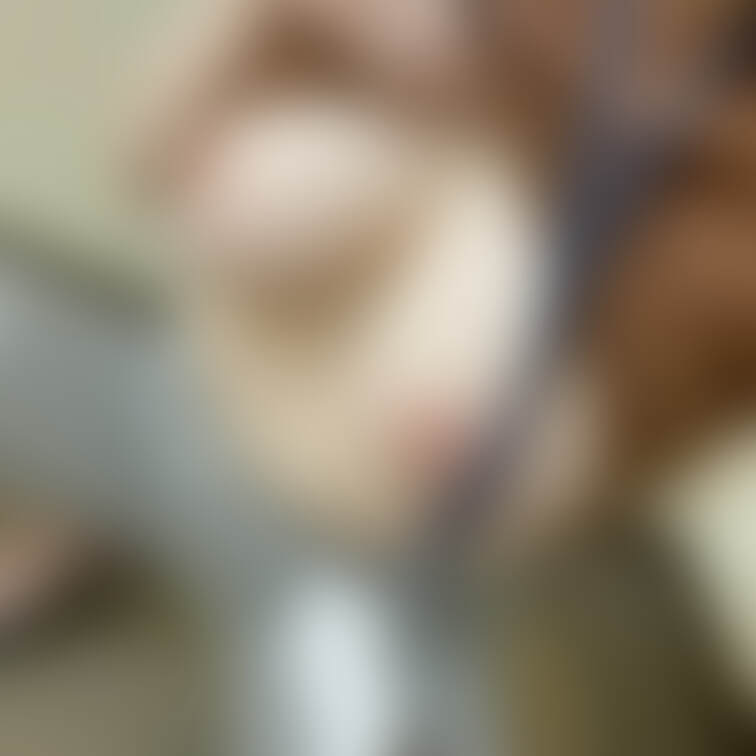 オフィスで...たまにはこんなポーズもいいですよね...^^