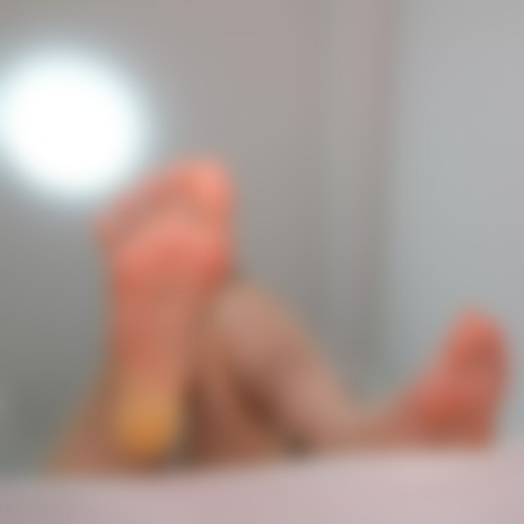 踏みつけドアップ～👣
どこを踏まれてるの想像します？🥰


Close-up video of the stom