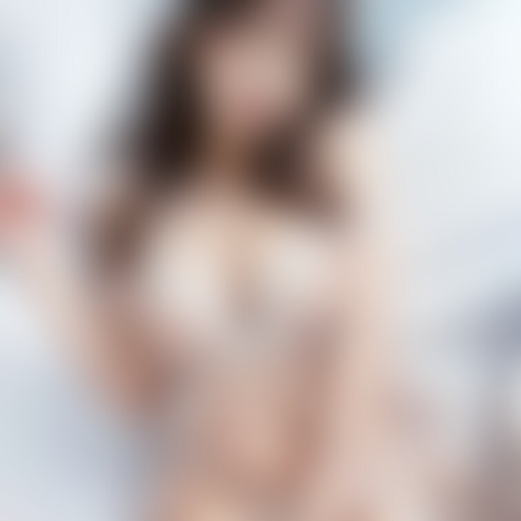 ご指名により箕浦沙耶ちゃんが脱がされます。
「うんん・・・」
＊沙耶