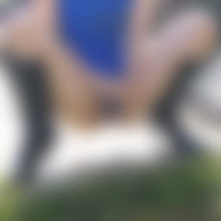 場違いな山中で競泳水着で散歩しながらオシッコです。