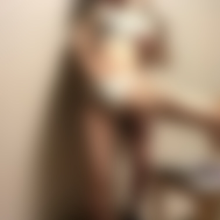 スレンダー美女は立ちながらクリトリスを弄られるのが大好きで、手マンして興奮している画像です🥰