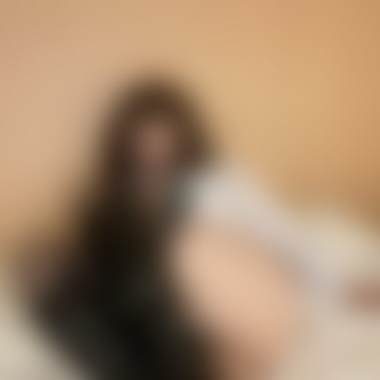 「白ブラウス、タイトミニスカート姿で…オ〇ニーを…」

こっちに来たと思ったら…
いきなり…すごい勢いで迫ってきて