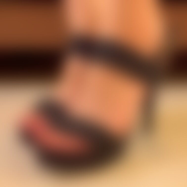 黒いヒールサンダルでプチプチを踏み潰した時の動画から写真を何枚かアップします👡

動画は明後日、11月2日水曜日に公