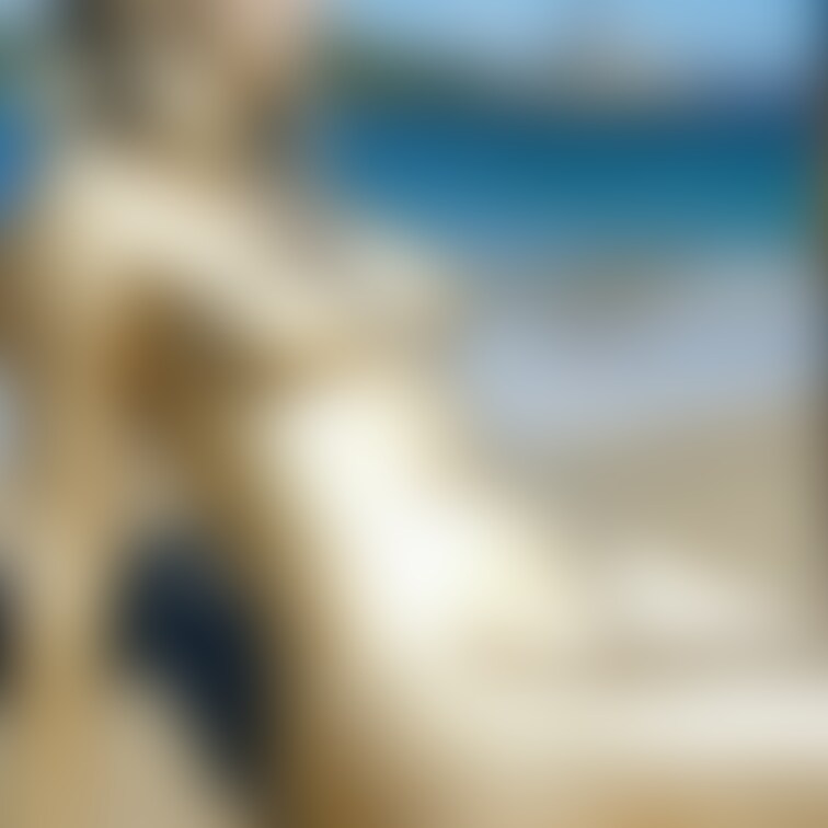 ビーチの金粉美女 / Golden bodypainted girl at the beach