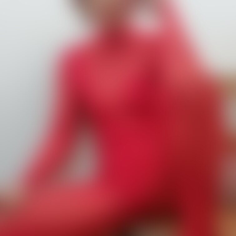 赤のモジモジ君？

全身タイツを着てみました🤣
セクシーと言うより
面白い格好になったみたい😅