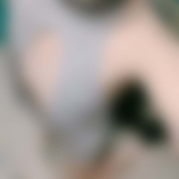 ファン様から送っていただいたセーター着てみたんだけどこれ本当???
胸がないからなのか…合ってるのか分からないんだけど