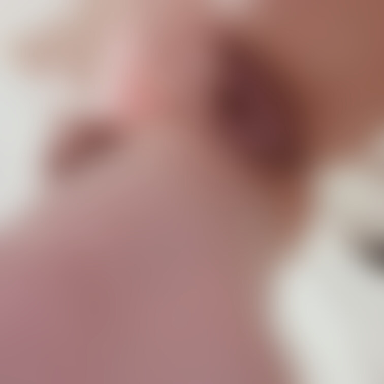 穴あきパンツから丸見えおまんちゃん🥹❤️
おっぱいとおまん両方同時に写しちゃった////
見てくれた人はコメントとい