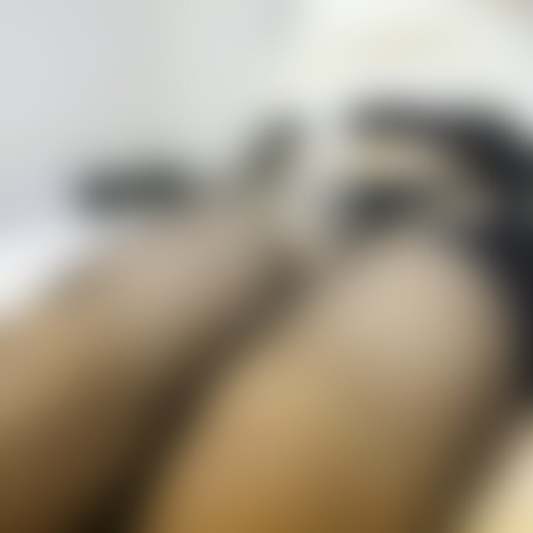 黒ストッキングでペットボトルを触る画像です。