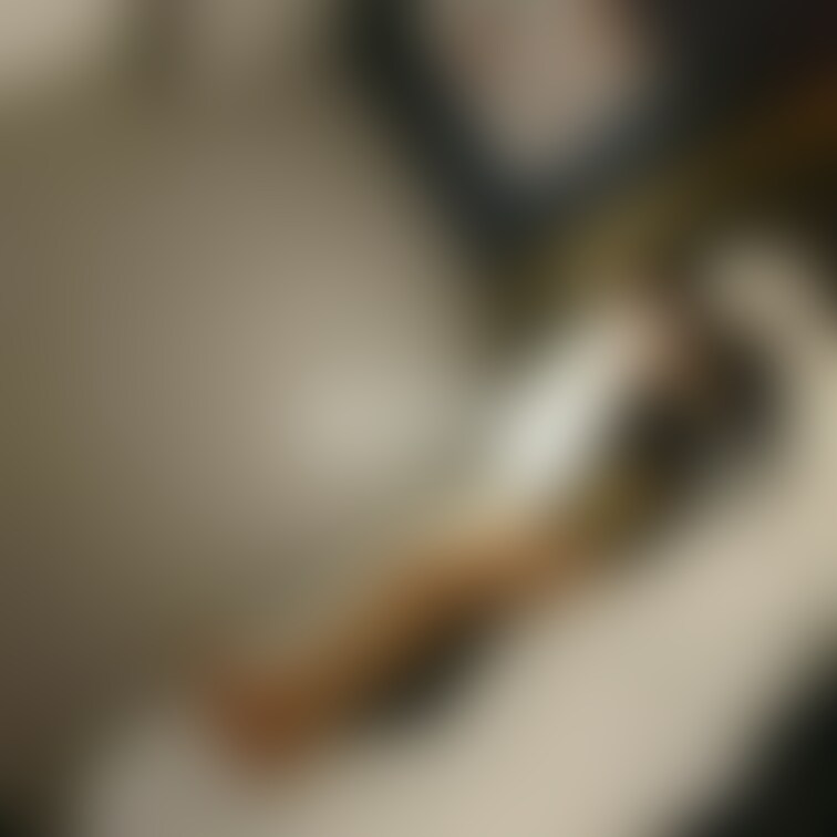 ホテルでパジャマ姿の彼女、朝7時からフェラしてくれます🙂