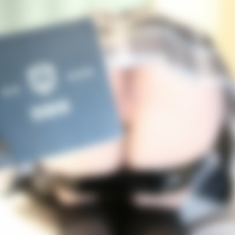大人気のお嬢様に制服を着せてバックでイカセまくります😎
大き目のお尻がローションで光り輝く姿はエロさ倍増ですね！
