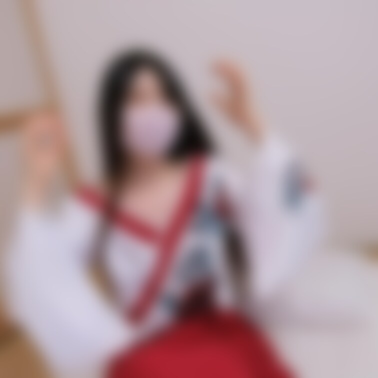 私が随分前に巫女衣装と勘違いして買った花魁？みたいな服と、足袋を履いた動画の前編です💕
海外の人に足袋って伝わるのかな